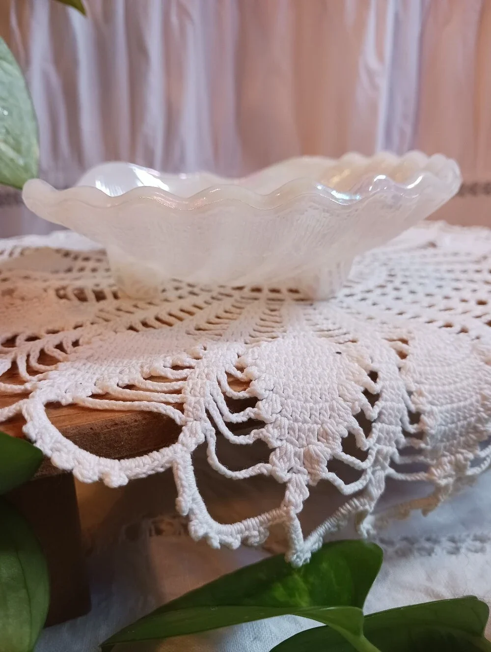 Vintage Avon 70s Gift Of The Sea Iridescent Footed Soap Dish Sea Shell USA